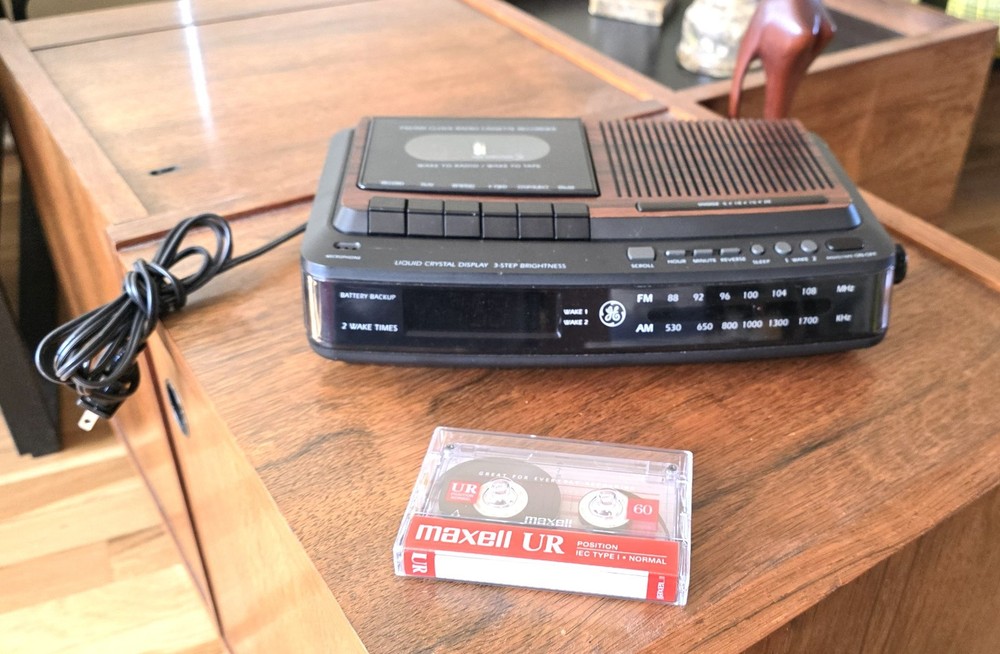 VINTAGE GE RADIO TAPE PLAYER & RECORDER/ALARM/CLOCK-CLEAN AND WORKING 100%- 80s