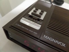 Magnavox D3000 AM/FM Radio Alarm Electronic Clock Power Backup Vintage Brown