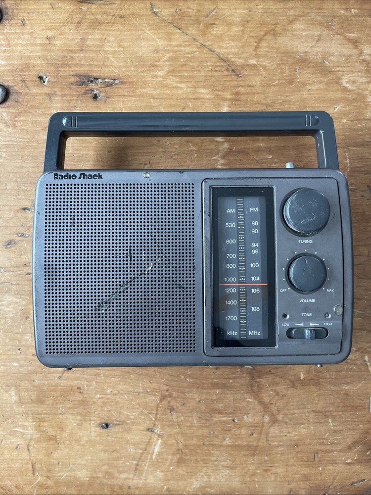 Vintage Radio Shack Portable AM/FM Radio AC/DC Model 12-726 Optimus / Realistic
