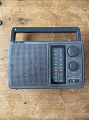 Vintage Radio Shack Portable AM/FM Radio AC/DC Model 12-726 Optimus / Realistic