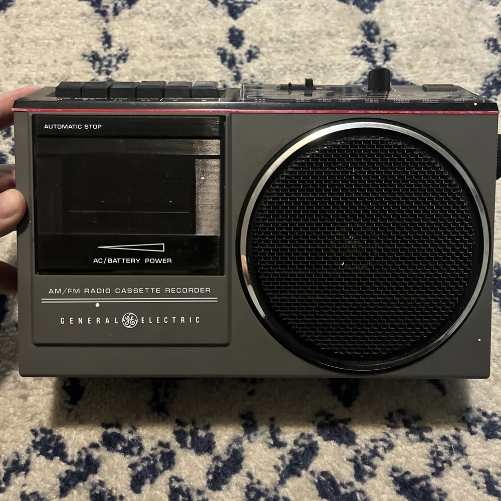 General Electric Vintage AM FM Radio Tape Player Boombox Model 3-5233B See Desc