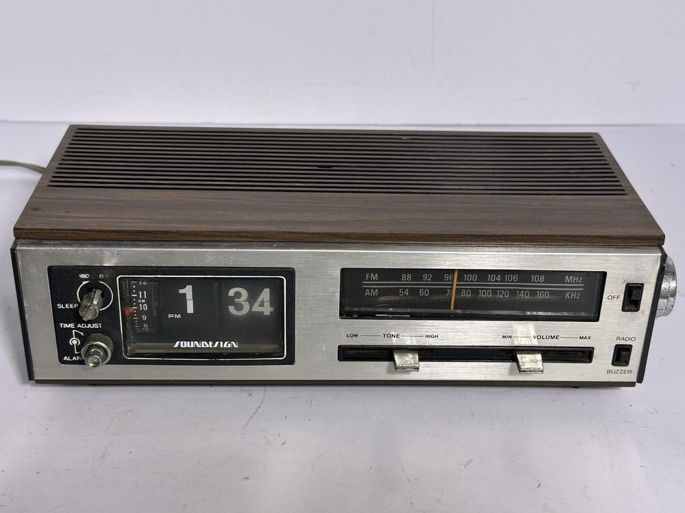 Vintage Soundesign 3461 Flip Clock AM/FM Alarm Radio Woodgrain 1970s