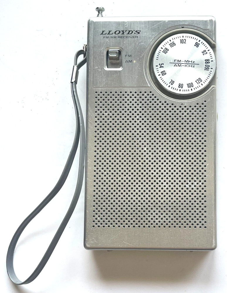 VINTAGE LLOYD&rsquo;S SILVER FM/AM RECEIVER HANDHELD PORTABLE RADIO N701 WORKS GREAT!