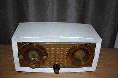 Vintage 1950&rsquo;s Truetone AM clock Radio , works Model 2420A