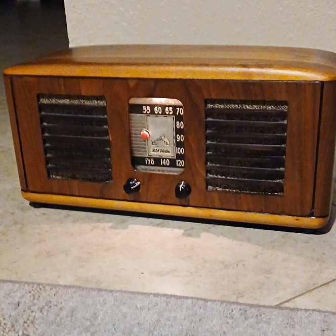 RCA Victor Vintage Wood Tabletop Radio with Police Band Dial Window