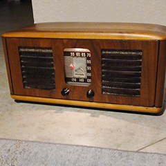 RCA Victor Vintage Wood Tabletop Radio with Police Band Dial Window
