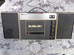 Vintage Radio cassete Hitachi *LevelMatic-Solid State* w/ speakers NEEDS BELT
