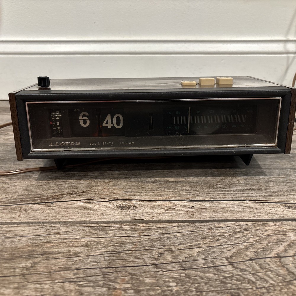 Vintage LLOYDS AM FM Radio Alarm FLIP Clock Model IJ61G-131a