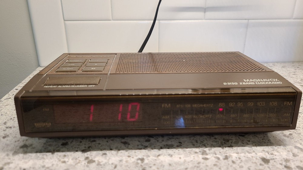 Magnavox D3150 2 BAND Clock Radio AM/FM Woodgrain Vintage Tested 1980&rsquo;s