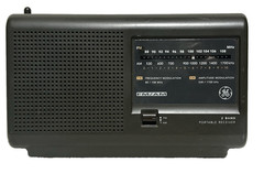Vintage GE Portable AM/FM Radio Model 7-2662A 2-Band Receiver AC/DC Tested