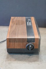 GE 7-4305B WALNUT GRAIN ELECTRIC CLOCK RADIO–READ!!