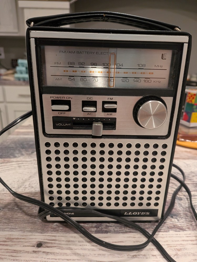 Vintage Lloyds Portable Radio AM/FM AC/DC 289A Series Model N710 With Case Works