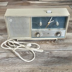 Vintage Motorola Solid State Alarm Clock AM Radio XC220DH-1 Read