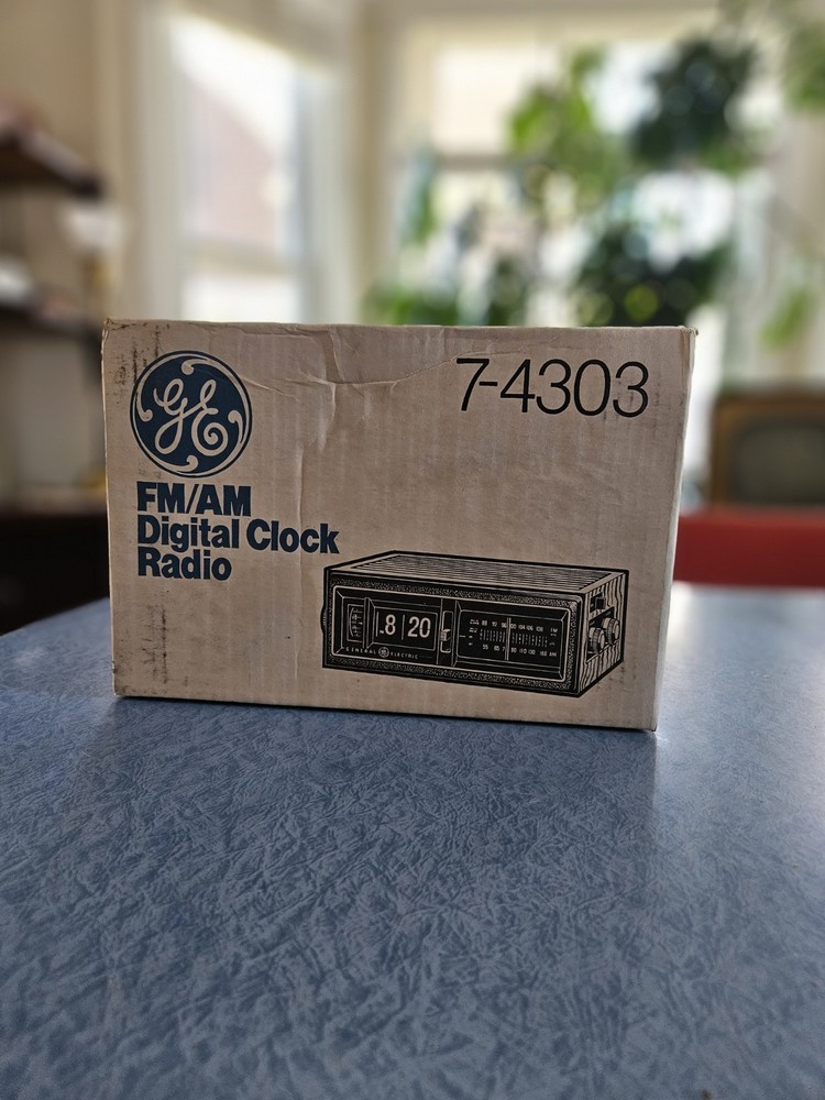 NEW NOS General Electric GE 7-4303 FM/AM Digital Flip Clock Radio 1980 Unopened