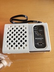 Vintage 1970s Sanyo Portable AM Radio – Retro