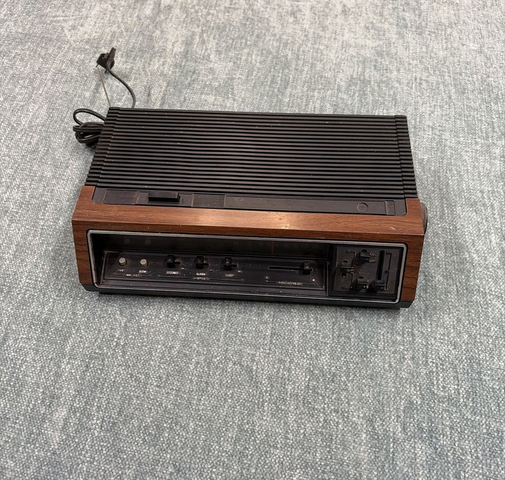 Vintage General Electric GE Model 7-4670F AM/FM Clock Radio Woodgrain