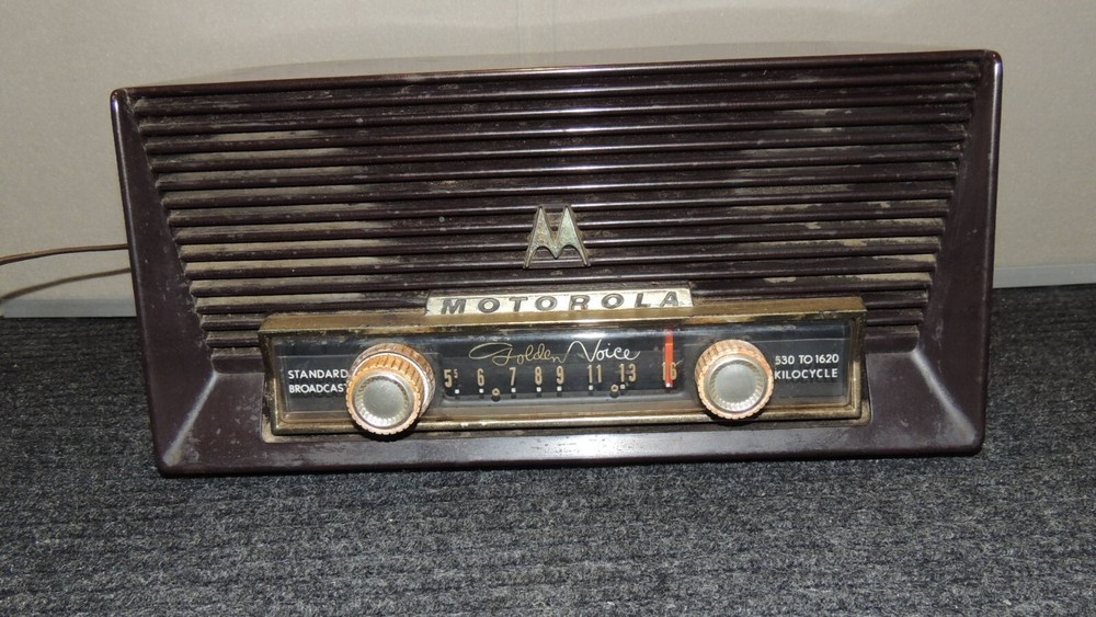 Vintage Motorola Golden Voice Bakelite Tube Radio