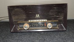 Vintage Motorola Golden Voice Bakelite Tube Radio