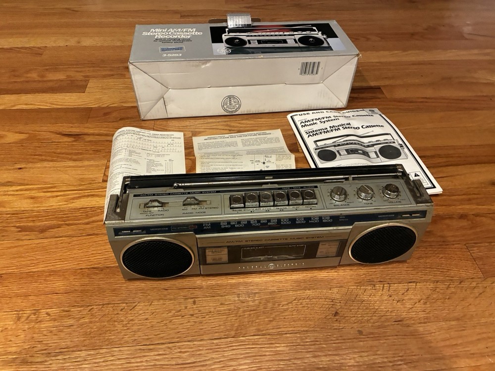 Vintage General Electric GE 3-5283 AM/FM Radio Cassette Player Boombox WORKS