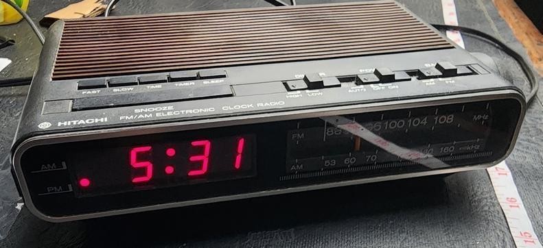Hitachi KC-542H KC-542 FM/AM 2-band Radio electronic Clock Snooze Dimmer vintage