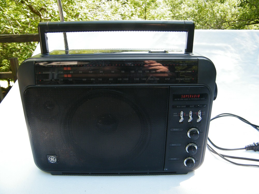 Vintage GE Superadio III Long Range High Performance AM/FM Super Radio 7-2887A