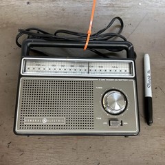 Vtg General Electric GE 7–2825G Solid State State AM/FM Portable Radio Works.