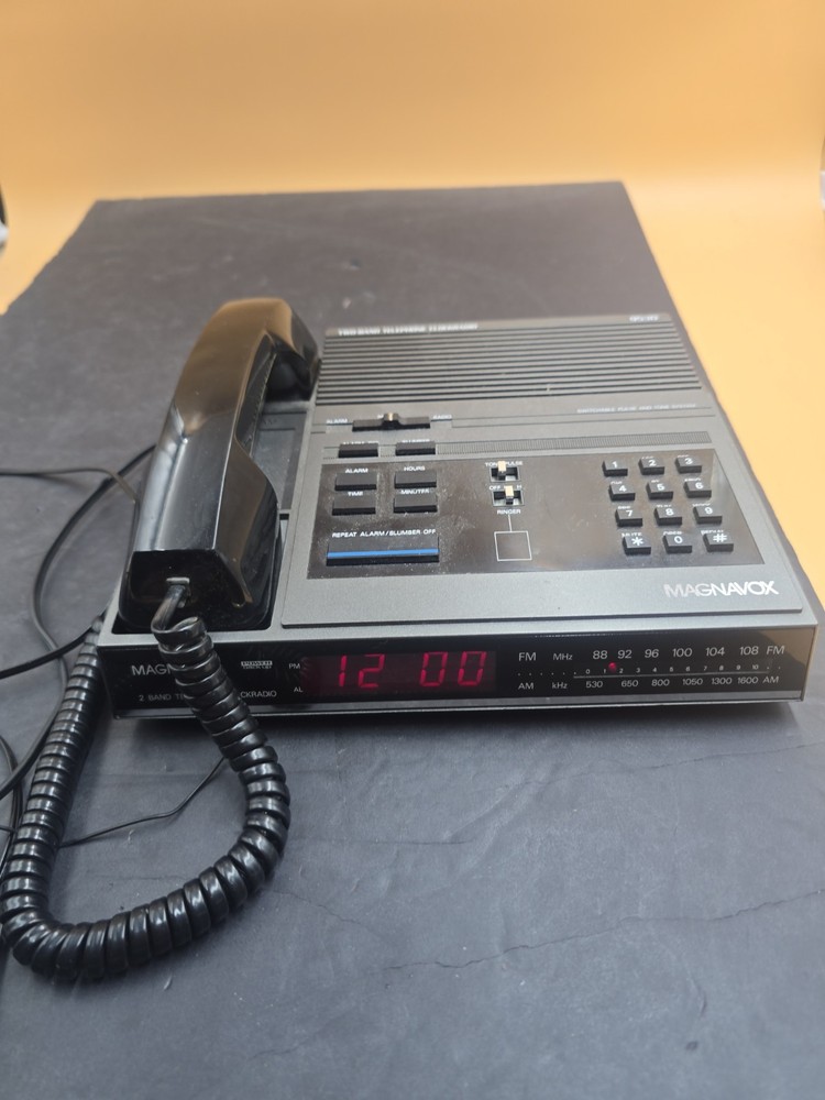 Vintage Magnavox D 9530 Power Back Up 2 Band AM/FM Clock Radio Landline Phone