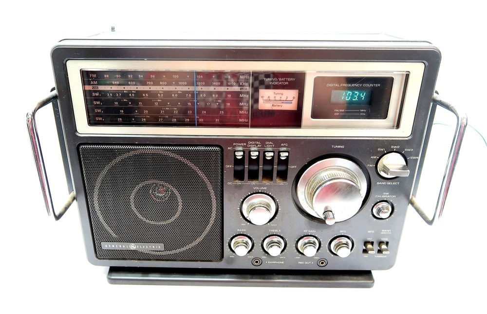 General Electric 7-2990A AM/FM Short Wave Radio Vintage WORKS WITH ISSUES READ