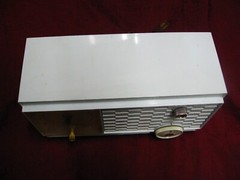 Vintage MCM light blue Zenith K511B Tube clock AM table Radio Has Loud Hum