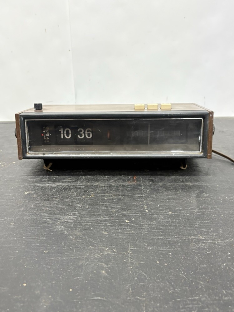Vtg Lloyd&rsquo;s Solid State AM-FM Radio Alarm Clock Model IJ6IG-O7A Flip Dial Roll