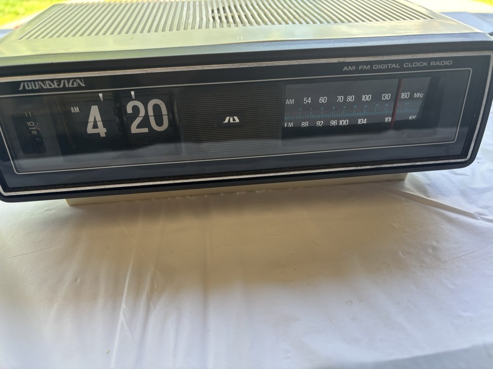 1976 Sound Design Model 3453C AM FM Flip Clock Radio Vintage TESTED