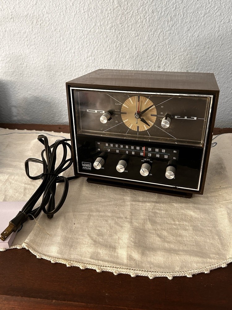 Montgomery Wards Airline AM/FM Clock Radio Early 1970s Tested Clock Keeps Time