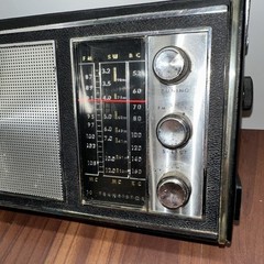 Magnavox MODEL 1R1200 10 TRANSISTOR 3 BAND PORTABLE RADIO TESTED/WORKS