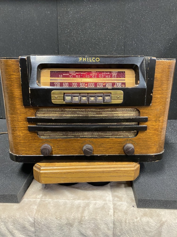 1942 – Vintage Philco Table Radio Model 42-327