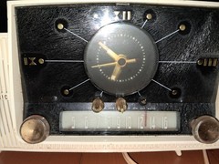 Vintage GE AM Clock Radio 1950’s Atomic Age Tan MCM Partly Tested See Descripti