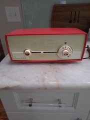 VINTAGE RETRO PINK/ MAUVE ADMIRAL MODEL 275 TABLE RADIO CHASIS 5D4