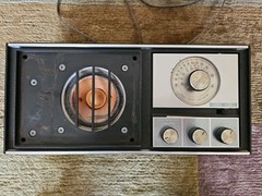 KLH Radio Model 21 AM/FM working. Missing speaker cover