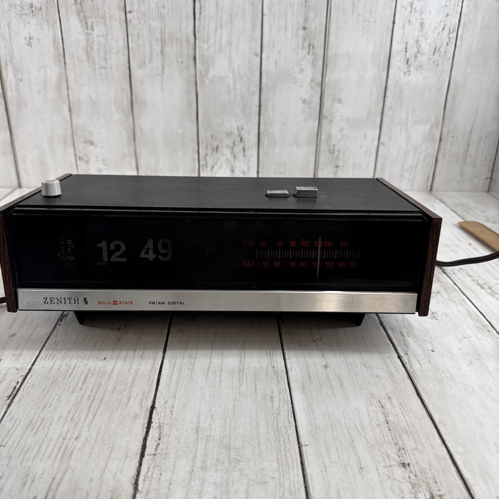 Vintage Zenith Solid State Flip Clock AM/FM Alarm Radio C465R Partially Works