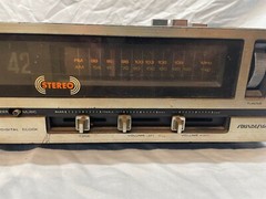 Soundesign Model 3933B AM FM Stereo Flip Clock SEE NOTES