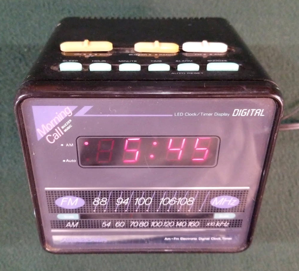 Vintage 1980&rsquo;s Soundesign 3634BLK AM-FM Cube Digital Clock Radio-Tested