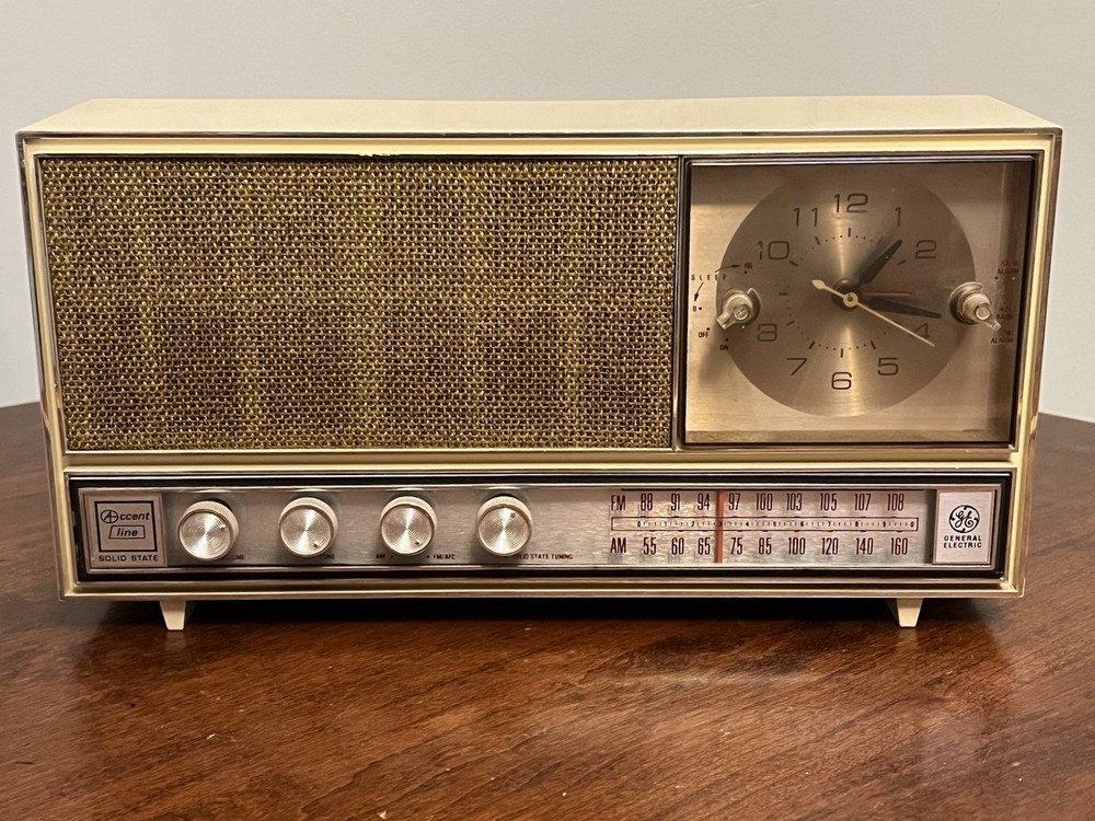 Vintage General Electric Table Radio Model C2535A Buff Plastic W/ Clock (Read)