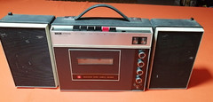 Vintage Radio cassete Hitachi *LevelMatic-Solid State* with detachable speakers