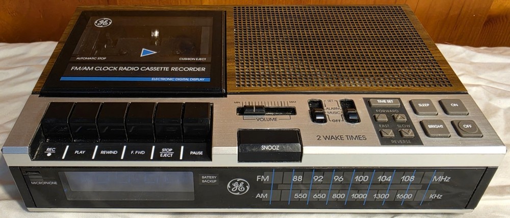 Vintage General Electric AM FM Clock Radio Cassette Player GE 7-4956B WORKS
