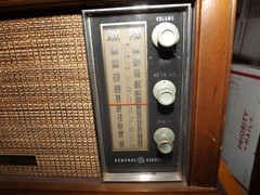 VINTAGE GENERAL ELECTRIC LONG RANGE CLOCK RADIO C540-C