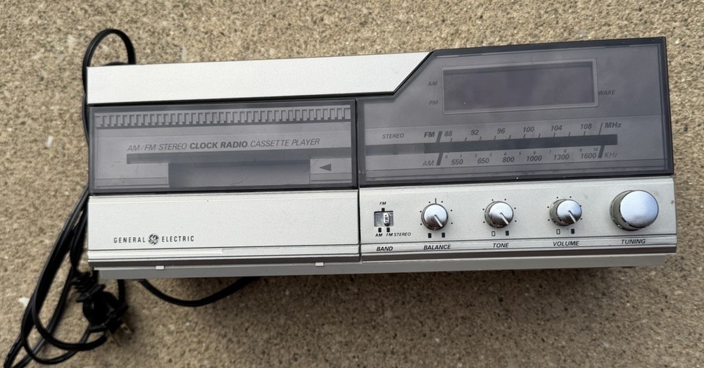 Vintage General Electric FM/AM Clock Radio Cassette Tape Player Alarm Clock