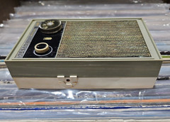 Vintage Zenith Royal 285 portable transistor AM Radio in working condition