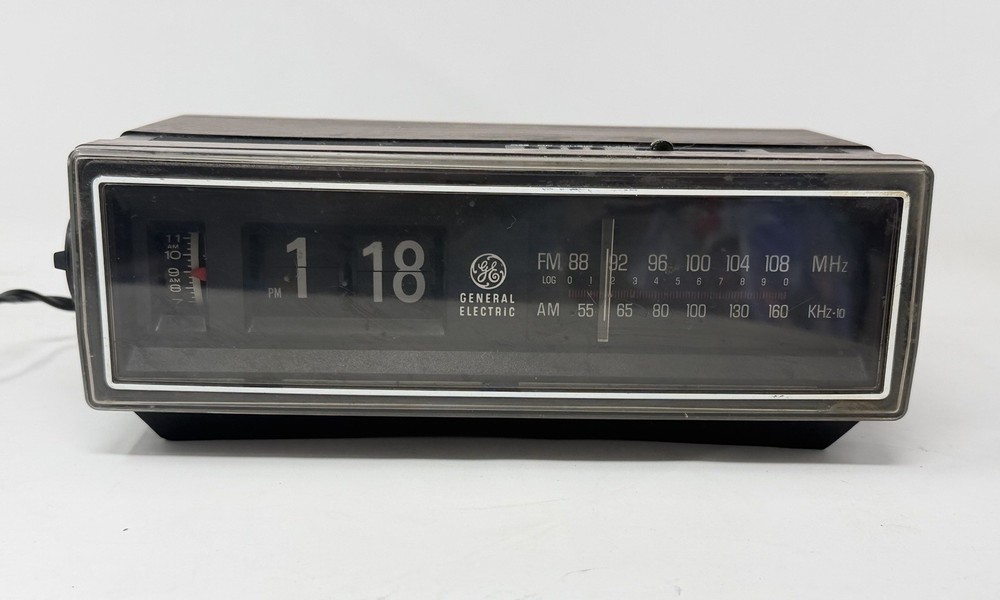 Vintage GE 7-4305D Flip Clock Radio Walnut Grain AM/FM Alarm Works Tested