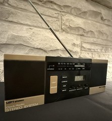 Vintage AM/FM Clock Radio Stereo System w/ One Detachable Speaker – Model # Us-2