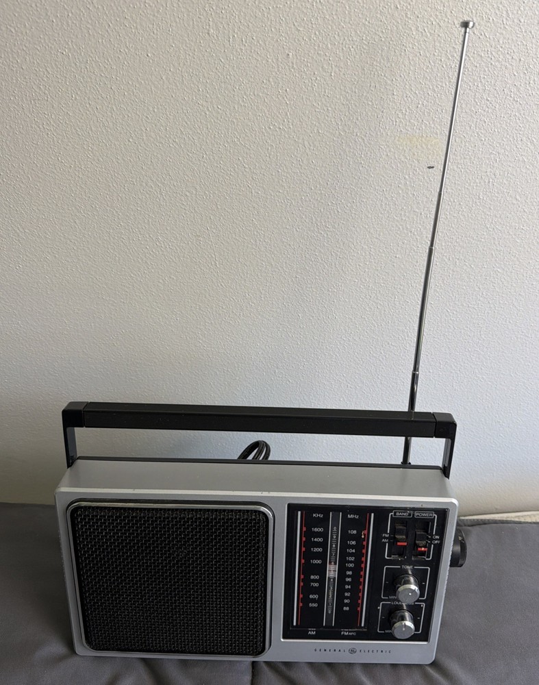 Vintage 1980’s GE General Electric AM/FM Portable Radio 7-2857A Works Great
