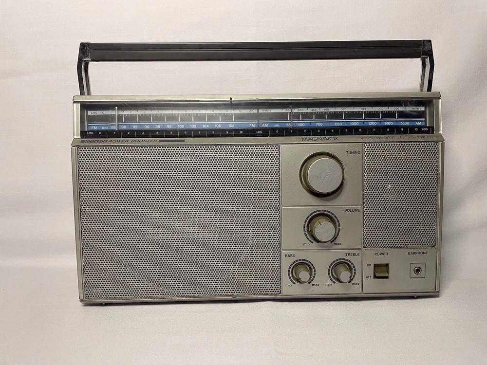 Vintage 1980’s Magnavox D2600 Portable Radio